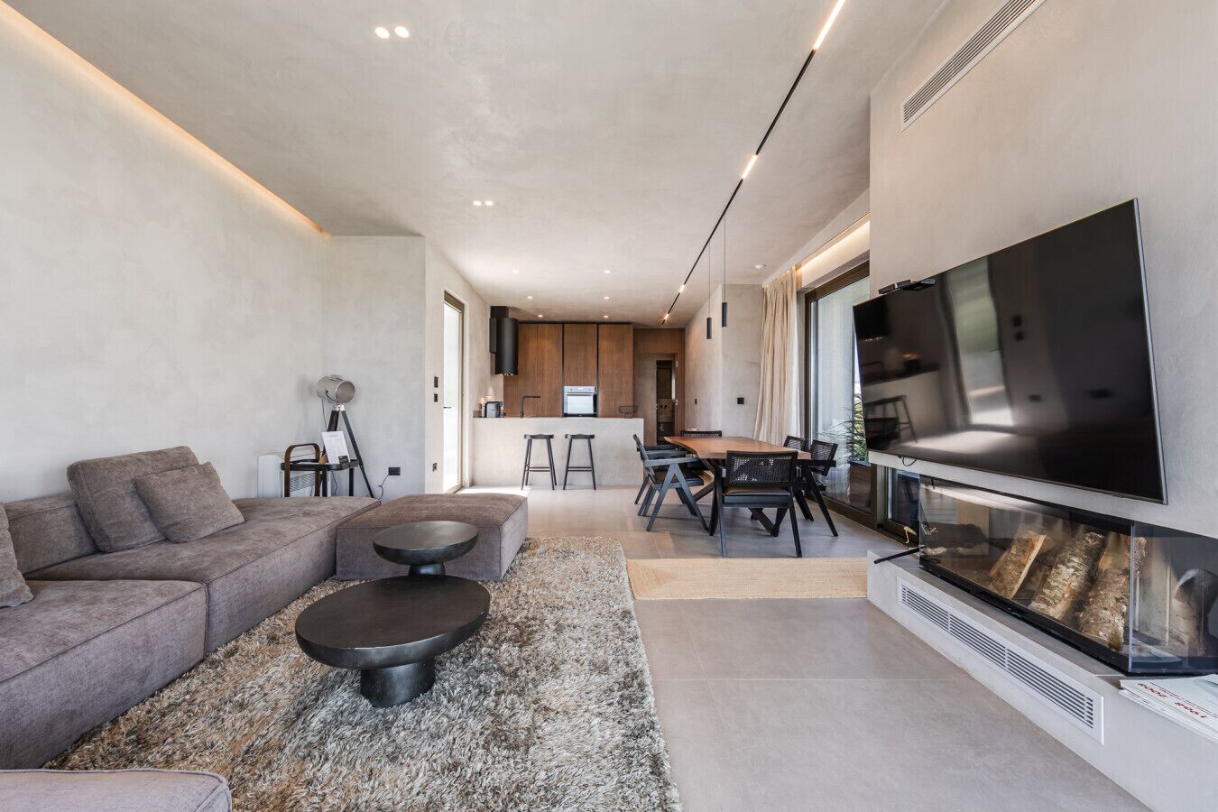 TV, fireplace