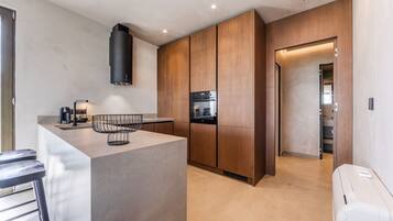 Fridge, oven, stovetop, dishwasher