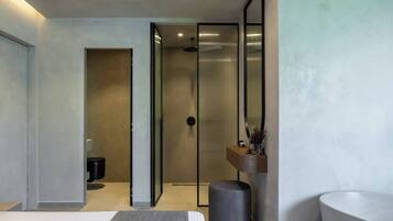 Een strijkplank/strijkijzer, wifi, beddengoed