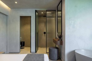 Een strijkplank/strijkijzer, wifi, beddengoed