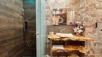 Douche, sèche-cheveux, serviettes fournies, papier toilette