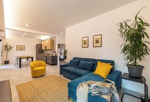 Living area - Borgo Felix - Welcoming 1-bedroom apartment with AC in historic Roman quarter. (Roma)