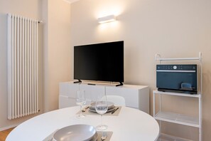 Dining - Vaga's Nest - Modern Studio Apartment (Milan)