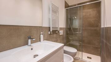 Dusche, Haartrockner, Bidet, Handtücher