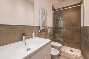 Een douche, een bidet, shampoo