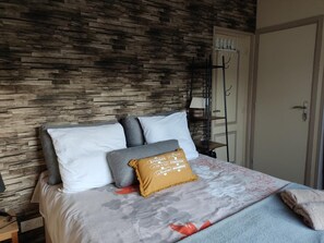 Een strijkplank/strijkijzer, wifi, beddengoed