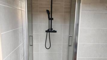 Douche, serviettes fournies
