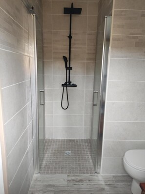 Shower, towels - Les cigales du bassin in Gujan-Mestras “L’Ostréa” guest room with shared pool and wifi (Gujan-Mestras)