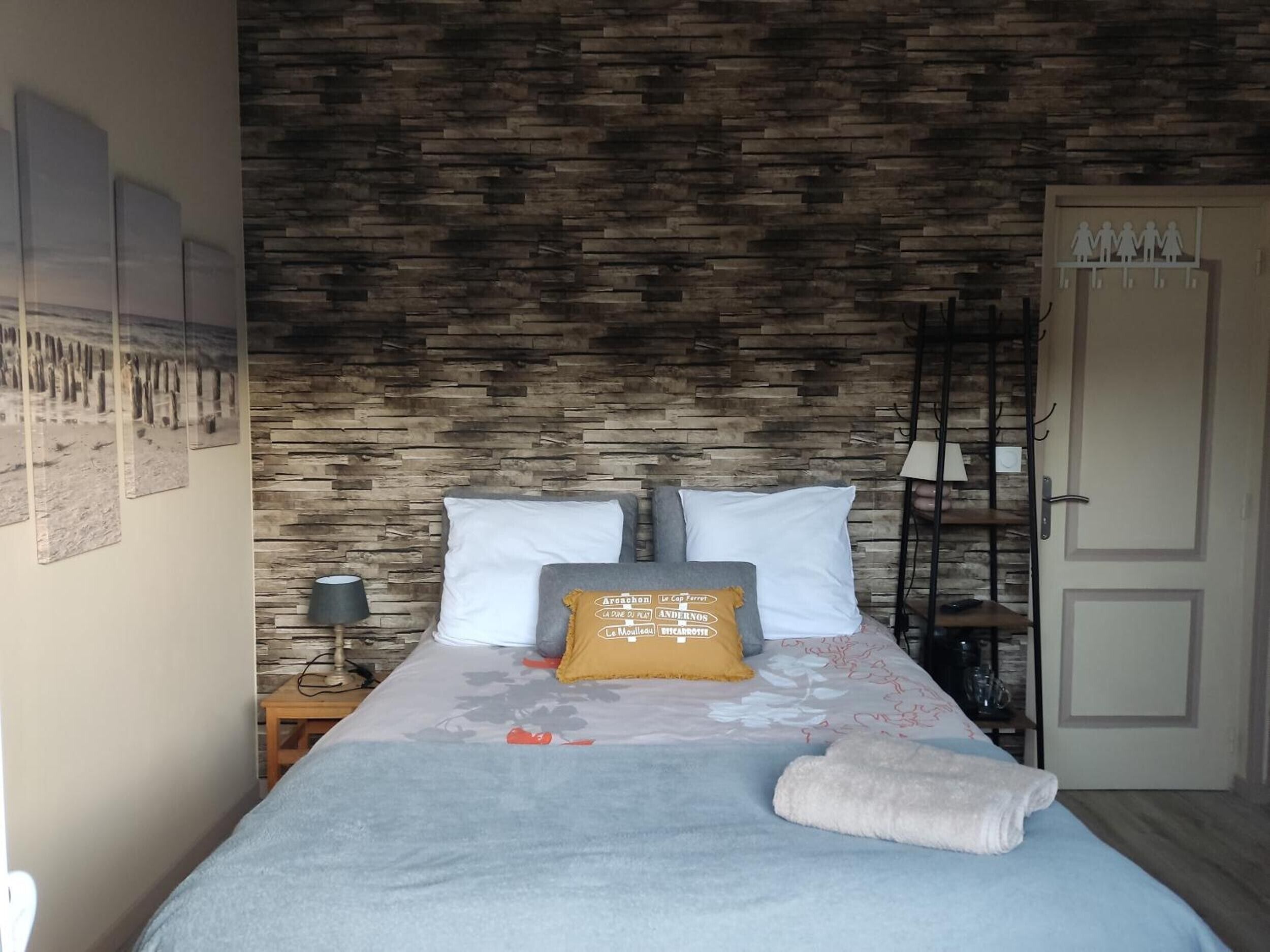 Strykjärn/strykbräda, wi-fi och sängkläder