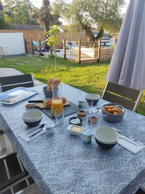 Outdoor dining - Les cigales du bassin in Gujan-Mestras “L’Ostréa” guest room with shared pool and wifi (Gujan-Mestras)