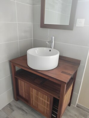 Een douche, handdoeken