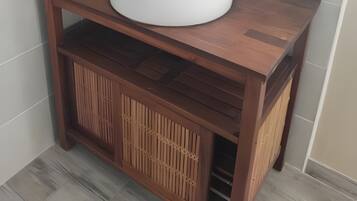 Een douche, handdoeken