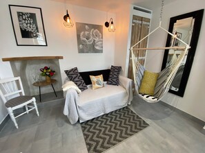 Unclassified image, 4 of 68, button