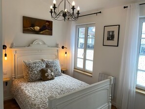 Fer et planche à repasser, lit parapluie, Wi-Fi gratuit, draps fournis