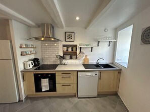 Réfrigérateur, micro-ondes, four, plaque de cuisson