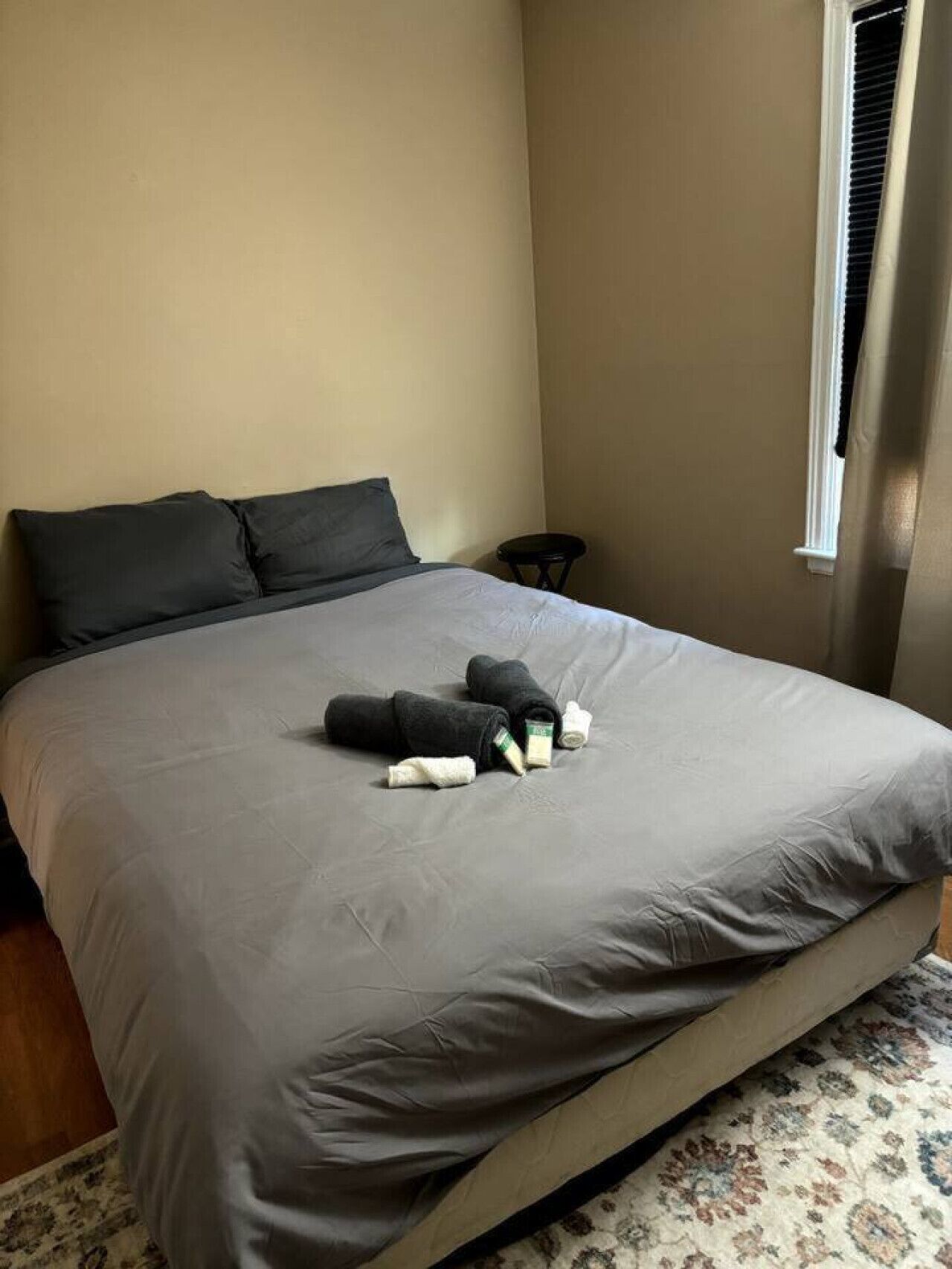 Escritorio, tabla de planchar con plancha, wifi y ropa de cama