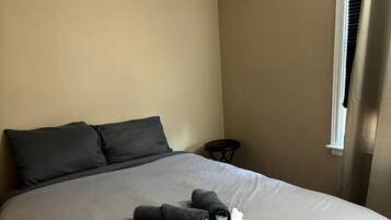 Escritorio, tabla de planchar con plancha, wifi y ropa de cama