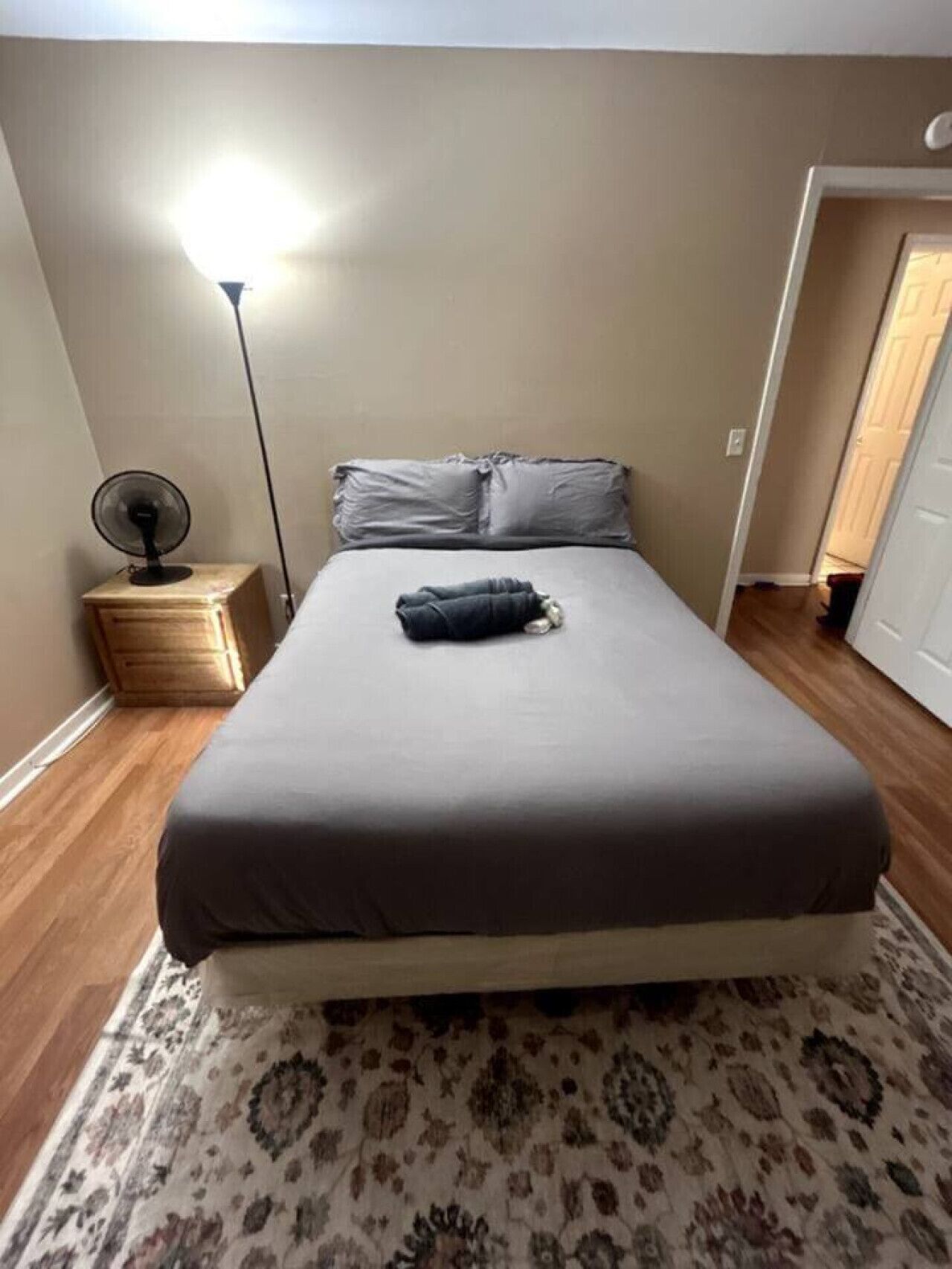 Skrivebord, strykejern/-brett, wi-fi og sengetøy