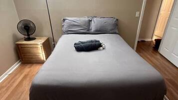 Escritorio, tabla de planchar con plancha, wifi y ropa de cama