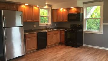 Réfrigérateur, micro-ondes, four, cafetière/bouilloire