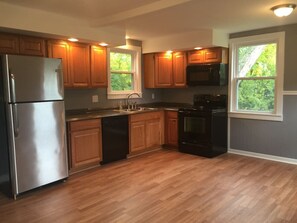 冷蔵庫、電子レンジ、オーブン、コーヒー / ティーメーカー