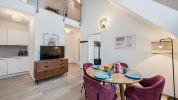 Apartment, 2 Bedrooms | Dining