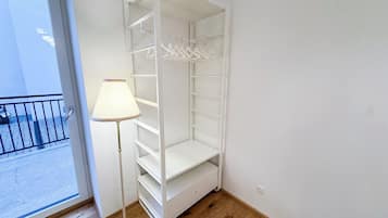 Huoneisto, 1 keskisuuri parisänky ja vuodesohva | Silitysrauta/-lauta