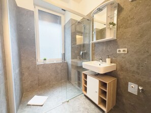 Shower, hair dryer, towels, soap - Hillside Living Vienna (Vienna)