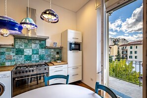 Fridge, microwave, oven, stovetop - YiD Bright 2-Bedroom Retreat with Elevator (Florencia)