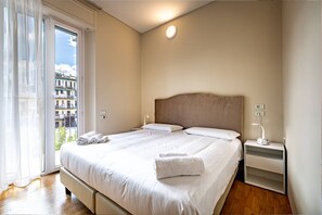 2 habitaciones, tabla de planchar con plancha y cuna de viaje 