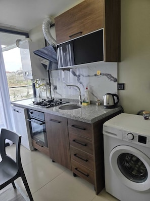Refrigerador con freezer, microondas, horno, placa de cocina