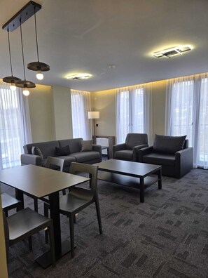 Premium bedding, minibar, desk, free WiFi