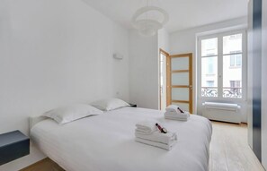 Bureau, fer et planche à repasser, Wi-Fi gratuit, draps fournis