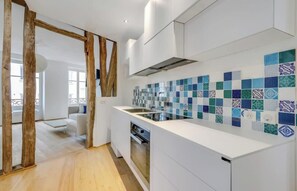 Réfrigérateur, micro-ondes, lave-vaisselle, cafetière/bouilloire