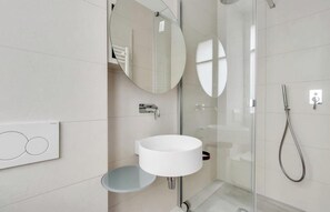 Shower, hair dryer, towels, soap - AN AUTHENTIC & COMFORTABLE PARISIAN STAY JUST STEPS FROM JARDIN DU LUXEMBOURG (Paris)