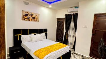 Deluxe Apartment, 4 Bedrooms, Balcony | Seterika/papan seterika, Wi-fi percuma