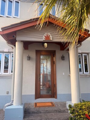 Unclassified image, 4 of 16, button - Beautiful Modern Townhouse / Near Cable Beach (Nassau)