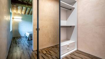 Een kluis op de kamer, een strijkplank/strijkijzer, reisbedje