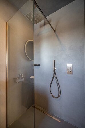 Dusche, Haartrockner, Bidet, Seife