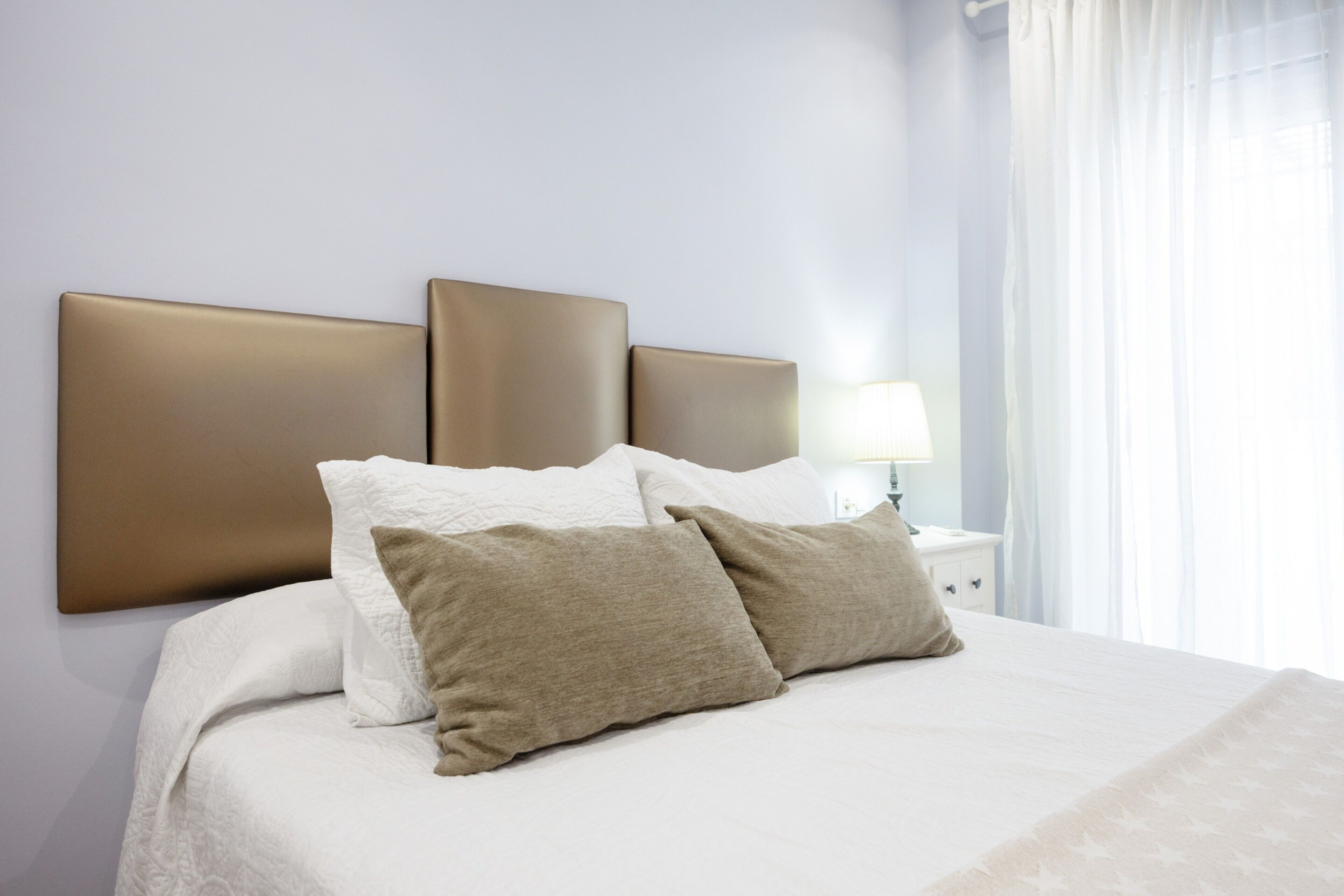 3 habitaciones, tabla de planchar con plancha, wifi y ropa de cama 