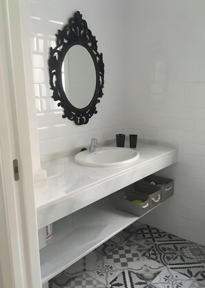 Shower, hair dryer, towels - Apartment 'Enjoy Sanlúcar de Barrameda' with Private Terrace, Wi-Fi, and Air Conditioning (Sanlúcar de Barrameda)