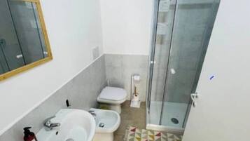 Dusche, Haartrockner, Bidet, Handtücher