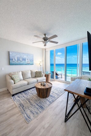 Living area - Beachfront- Amazing Views-Lighthouse (Gulf Shores)