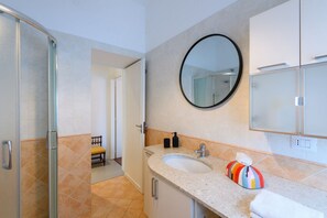 Shower, bidet, towels - GuestHost - Large 165m2 apartment, perfect for 4 people, located on the first floor of a building without a lift (stairs to access).The accommodation is located in the southern area of ​​the main avenue of the seaside area in Pesaro, 50 meters from t (Pesaro)