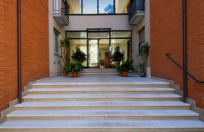 Exterior detail - GuestHost - Large 165m2 apartment, perfect for 4 people, located on the first floor of a building without a lift (stairs to access).The accommodation is located in the southern area of ​​the main avenue of the seaside area in Pesaro, 50 meters from t (Pesaro)