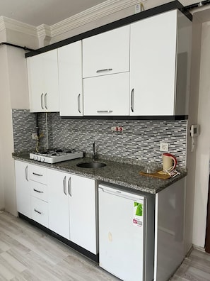 Condo Deluxe, ban công, quang cảnh thành phố | Bếp riêng | Tủ lạnh nhỏ, bếp nấu 