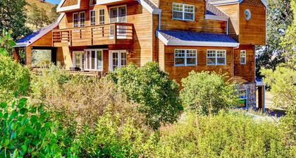 Spacious Family Cabin w/Hot Tub & Mountain Views