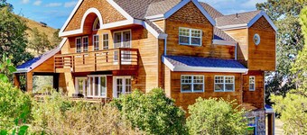 Spacious Family Cabin w/Hot Tub & Mountain Views
