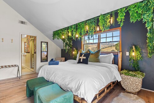 Spacious Family Cabin w/Hot Tub & Mountain Views