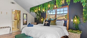 Spacious Family Cabin w/Hot Tub & Mountain Views